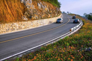 在这条公路上行驶的最高速度不能超过多少，乡村道路路口限速多少，最新的规定是什么