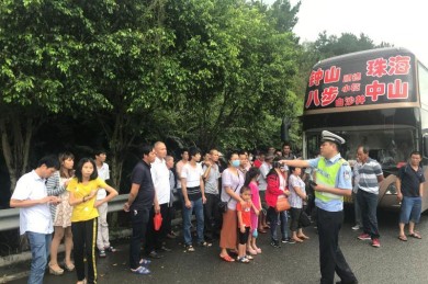 大巴车能坐多少人，请问大客车限乘58人，是否包括司机